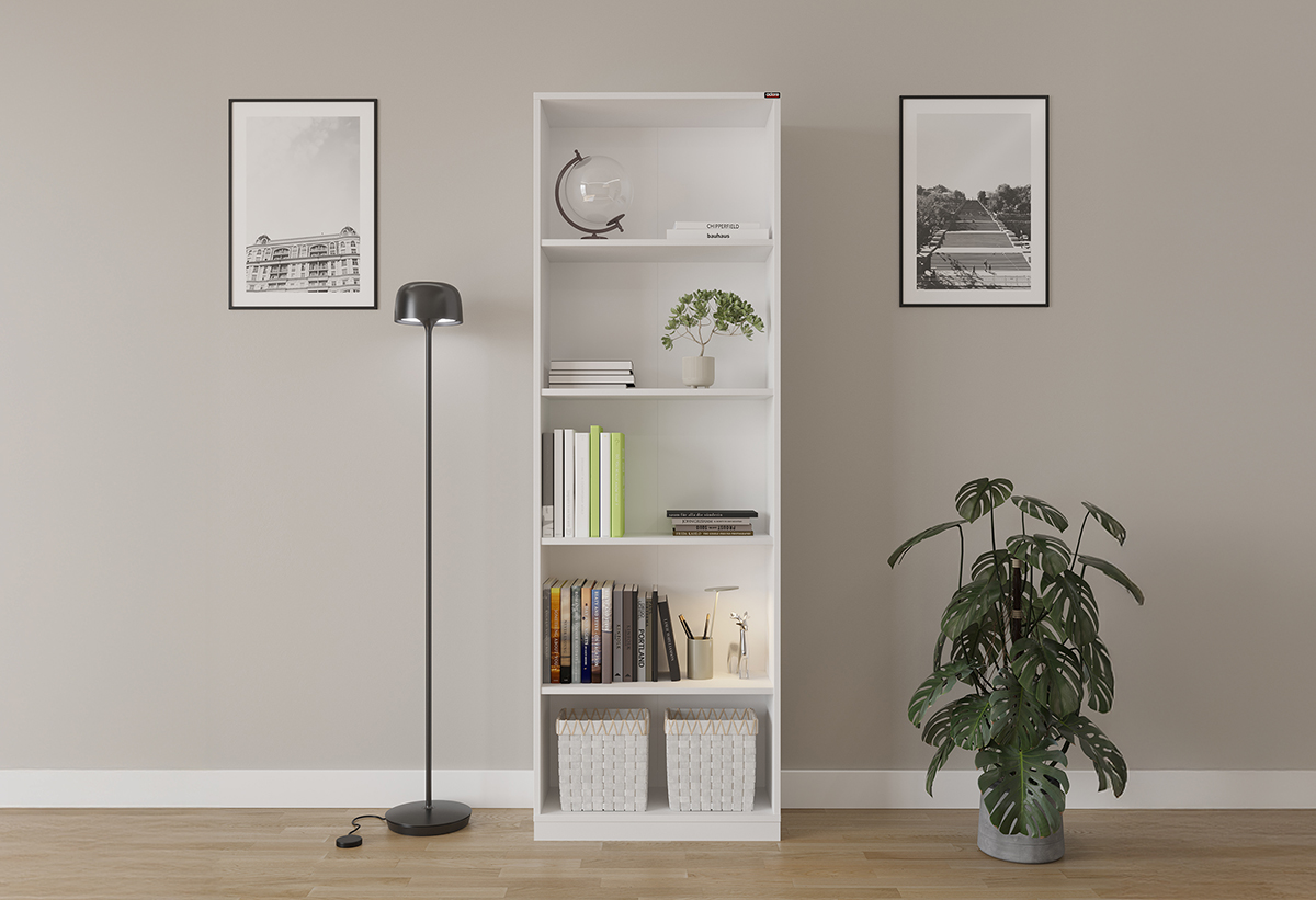 Απεικονίζεται η βιβλιοθήκη γεμάτη με κουτιά αποθήκευσης, βιβλία και διακοσμητικά σε ένα σαλόνι.